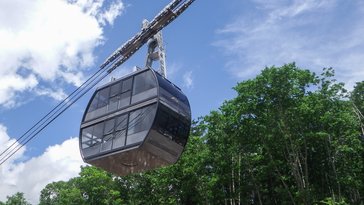 Aerial tramway with double-decker vehicles